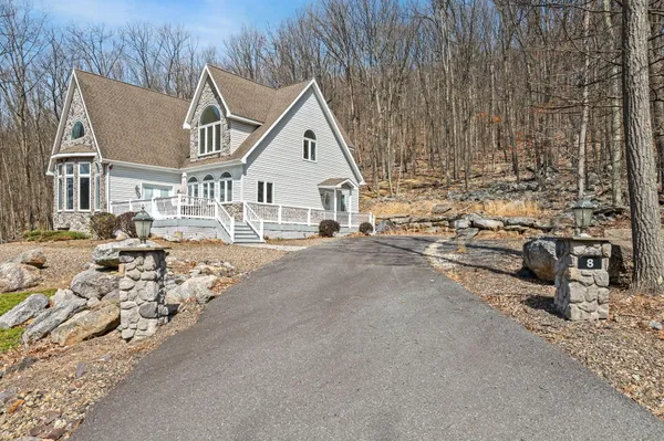 $899,000 | 8 Kickapoo Drive, Hazleton, PA 18202