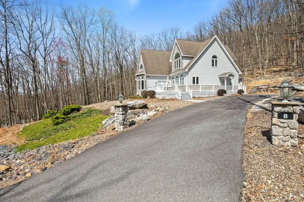 $899,000 | 8 Kickapoo Drive, Hazleton, PA 18202