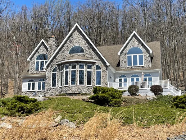 $899,000 | 8 Kickapoo Drive, Hazleton, PA 18202