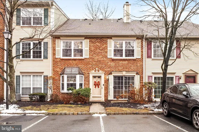 $345,000 | 38 Chambord Court, Hamilton, NJ 08619