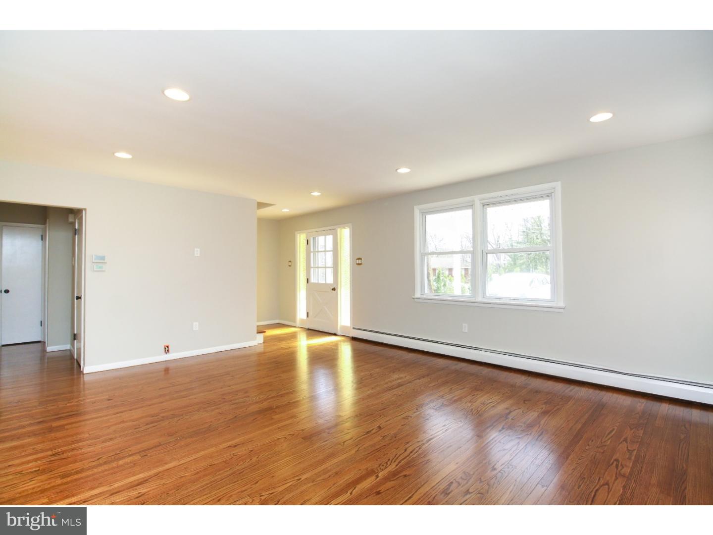 17 Amherst Road Voorhees, NJ 08043 - Photo 5 of 25 Living Room
