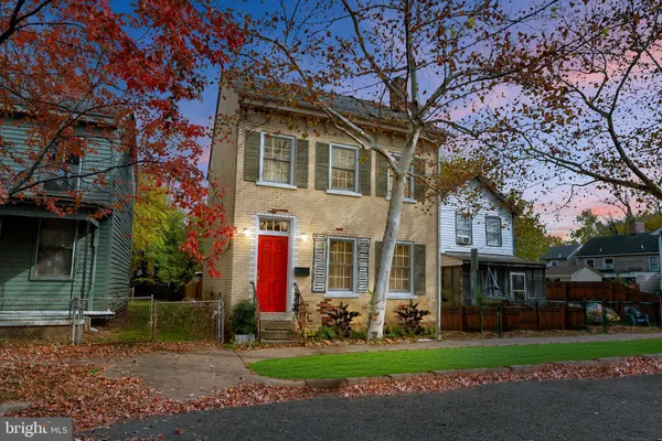 $2,100 | 305 Prince Edward Street, Fredericksburg, VA 22401