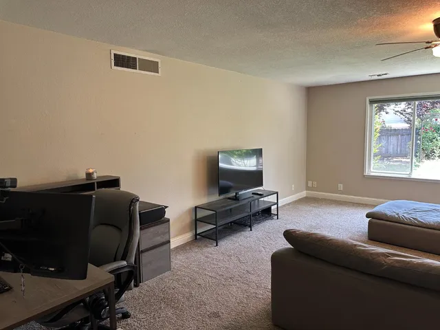 $500,000 | 6284 North Del Mar Avenue, Fresno, CA 93704