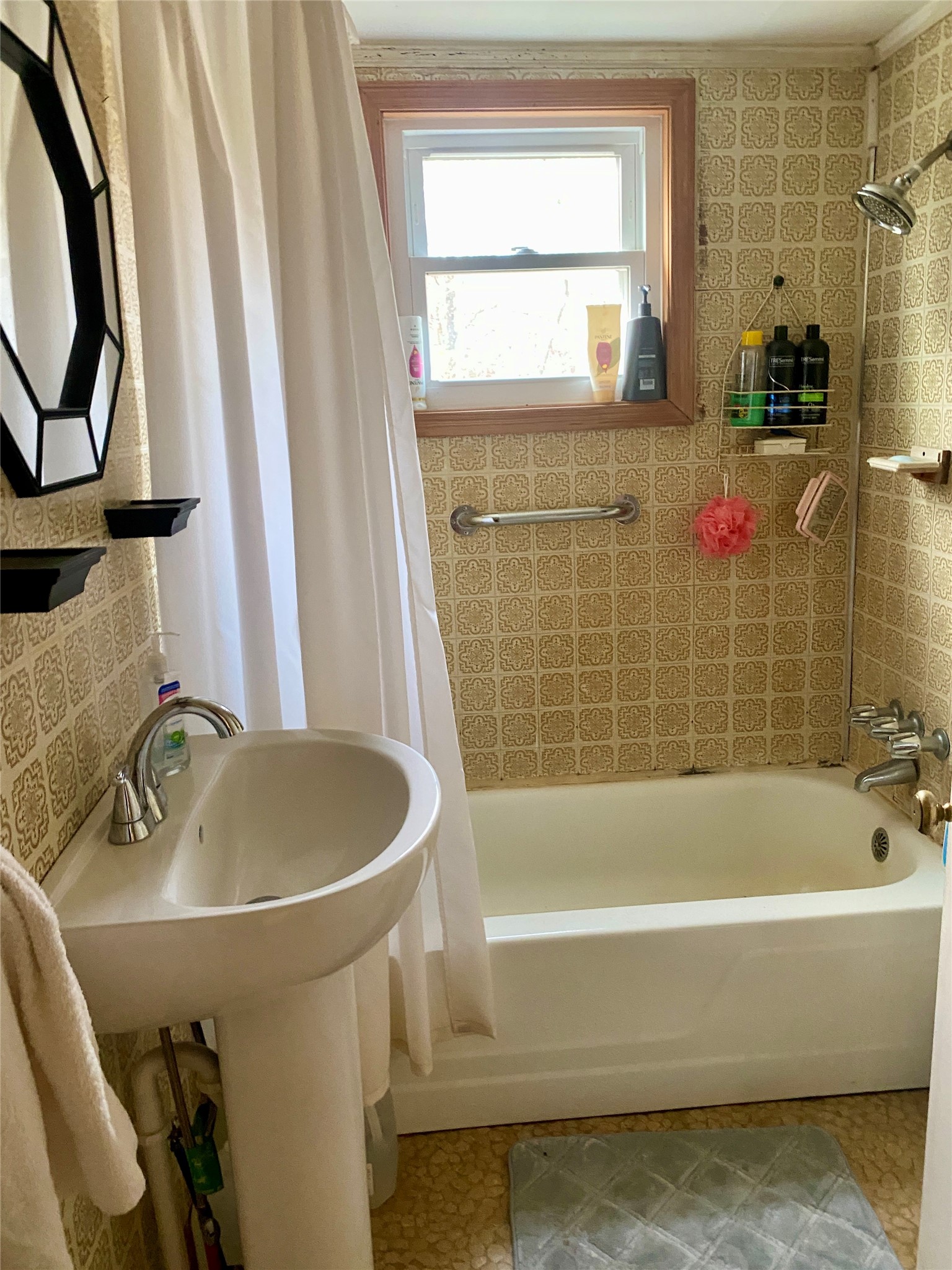 1135 Beaver Dam Road Washington, GA 30673 - Photo 19 of 42 a bathroom with a sink a bathtub and a shower