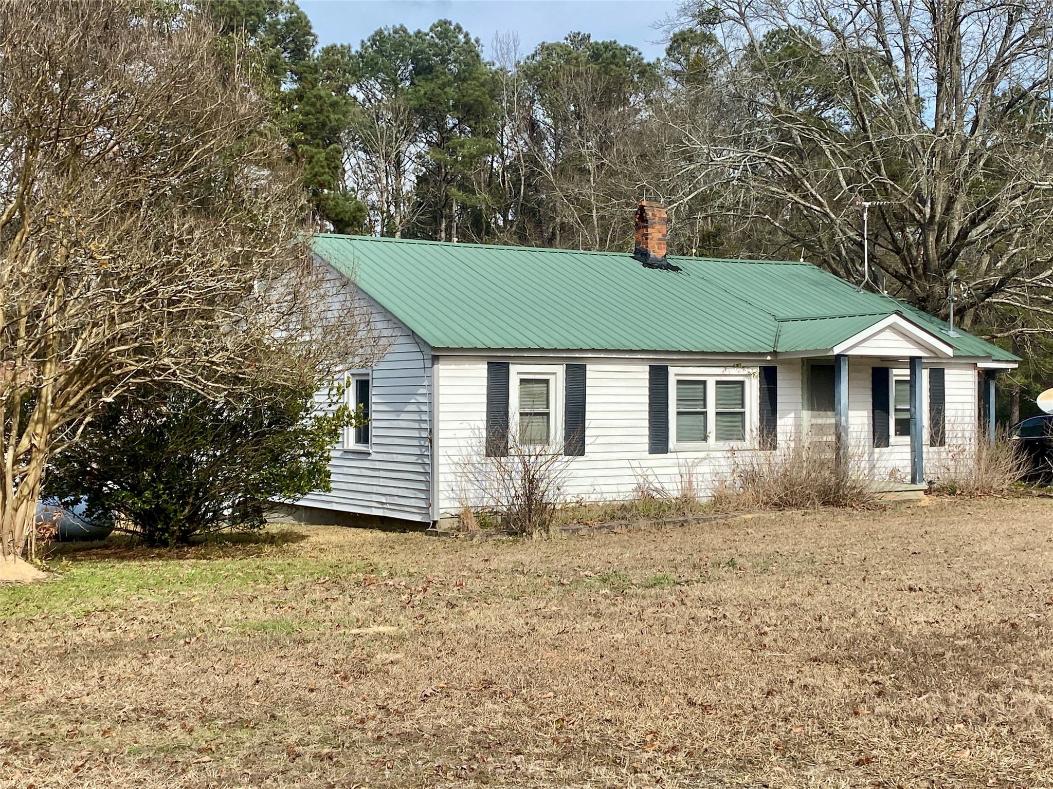1135 Beaver Dam Road Washington, GA 30673 - Photo 3 of 42 a front view of a house with a garden