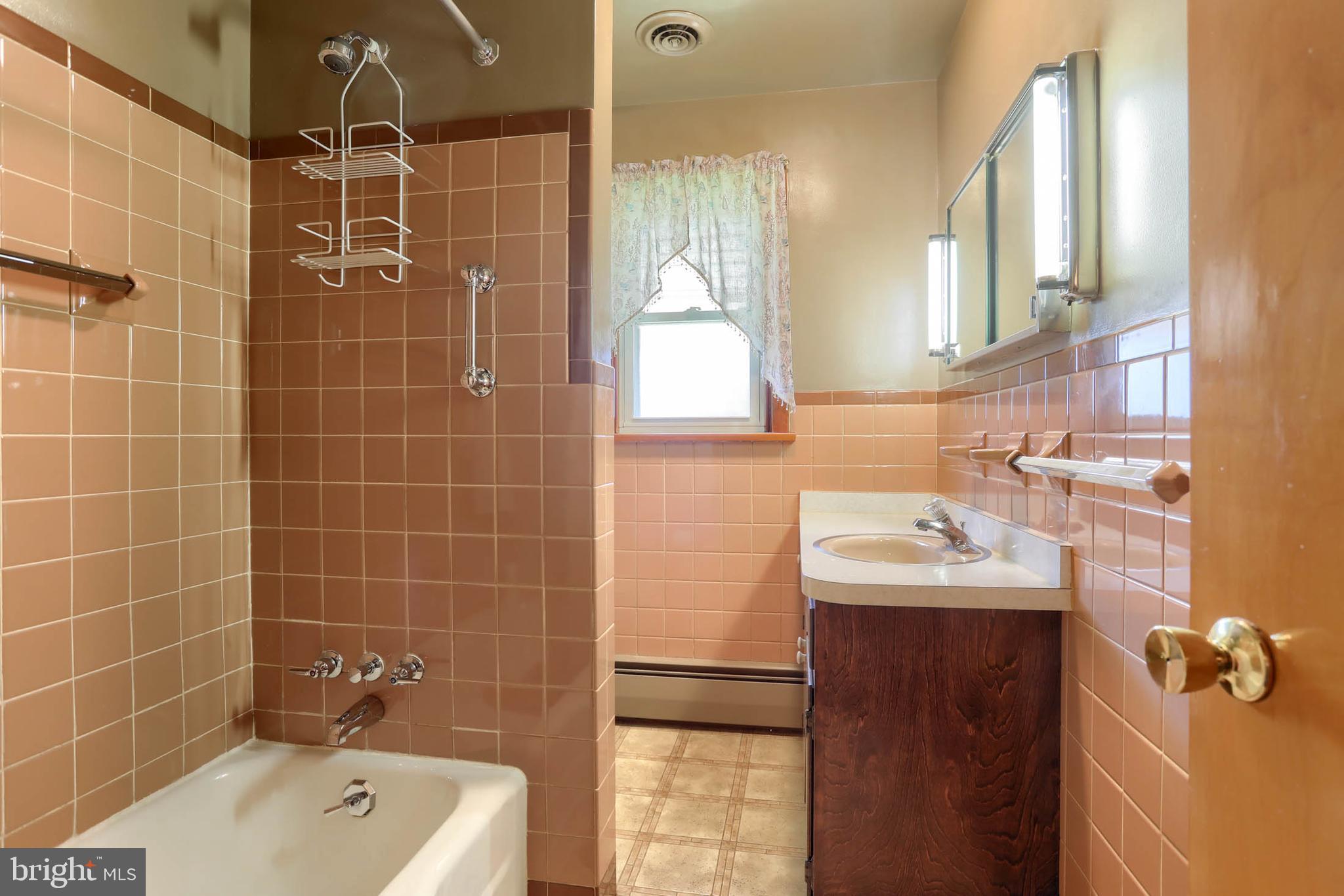 607 East Evergreen Road Lebanon, PA 17042 - Photo 19 of 37 Full Bathroom w/tub shower