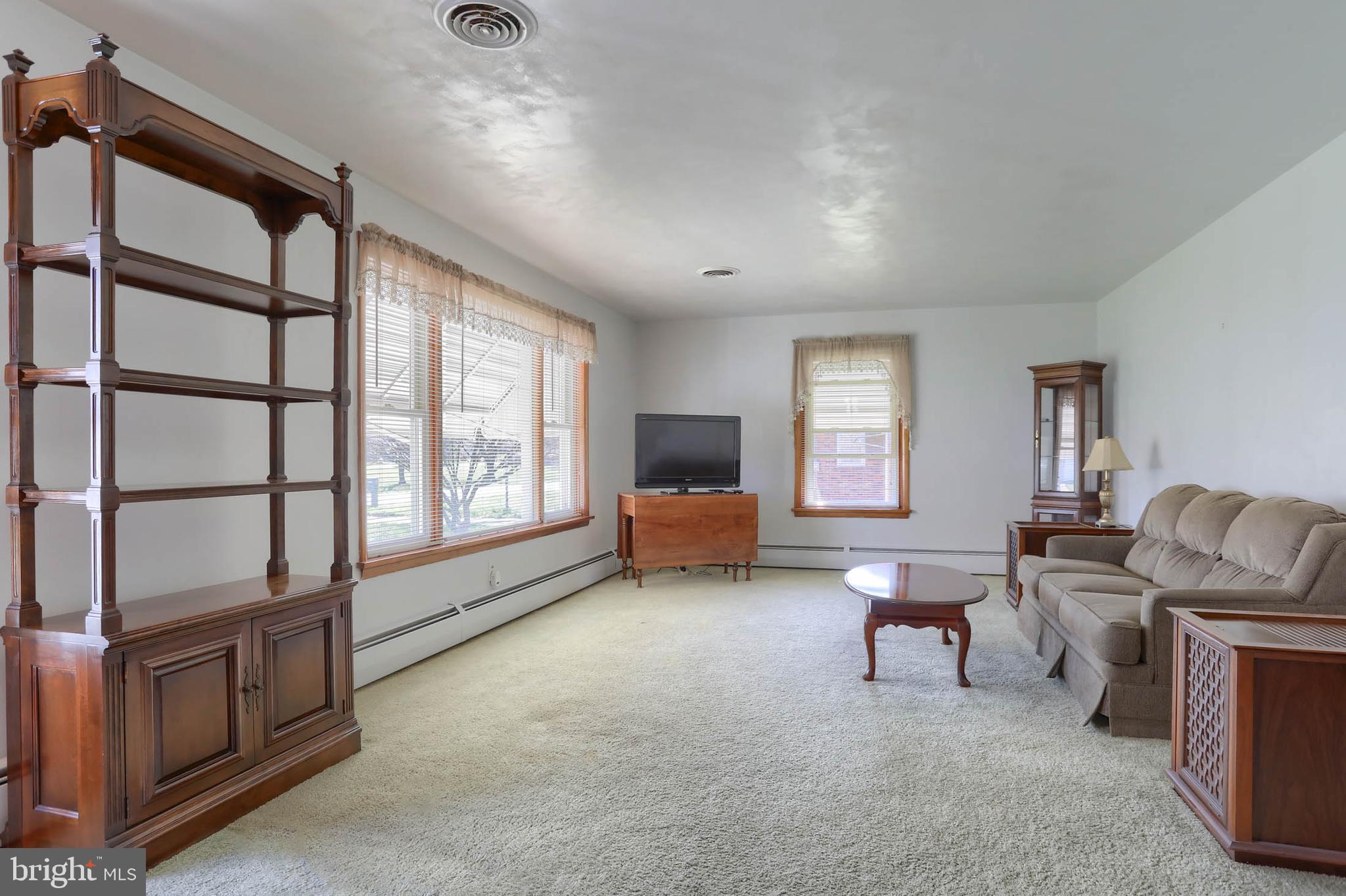607 East Evergreen Road Lebanon, PA 17042 - Photo 6 of 37 Spacious Living Room w/ tons of natural light