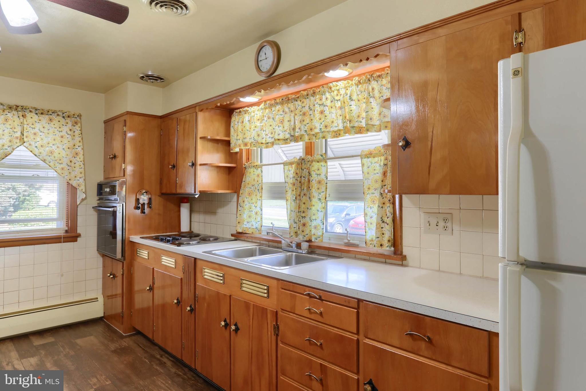 607 East Evergreen Road Lebanon, PA 17042 - Photo 10 of 37 Plenty of solid cabinetry and natural light