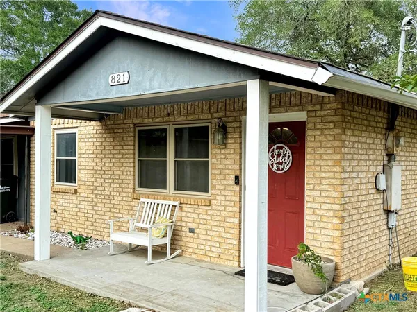 $240,000 | 821 South Mill Street, Flatonia, TX 78941