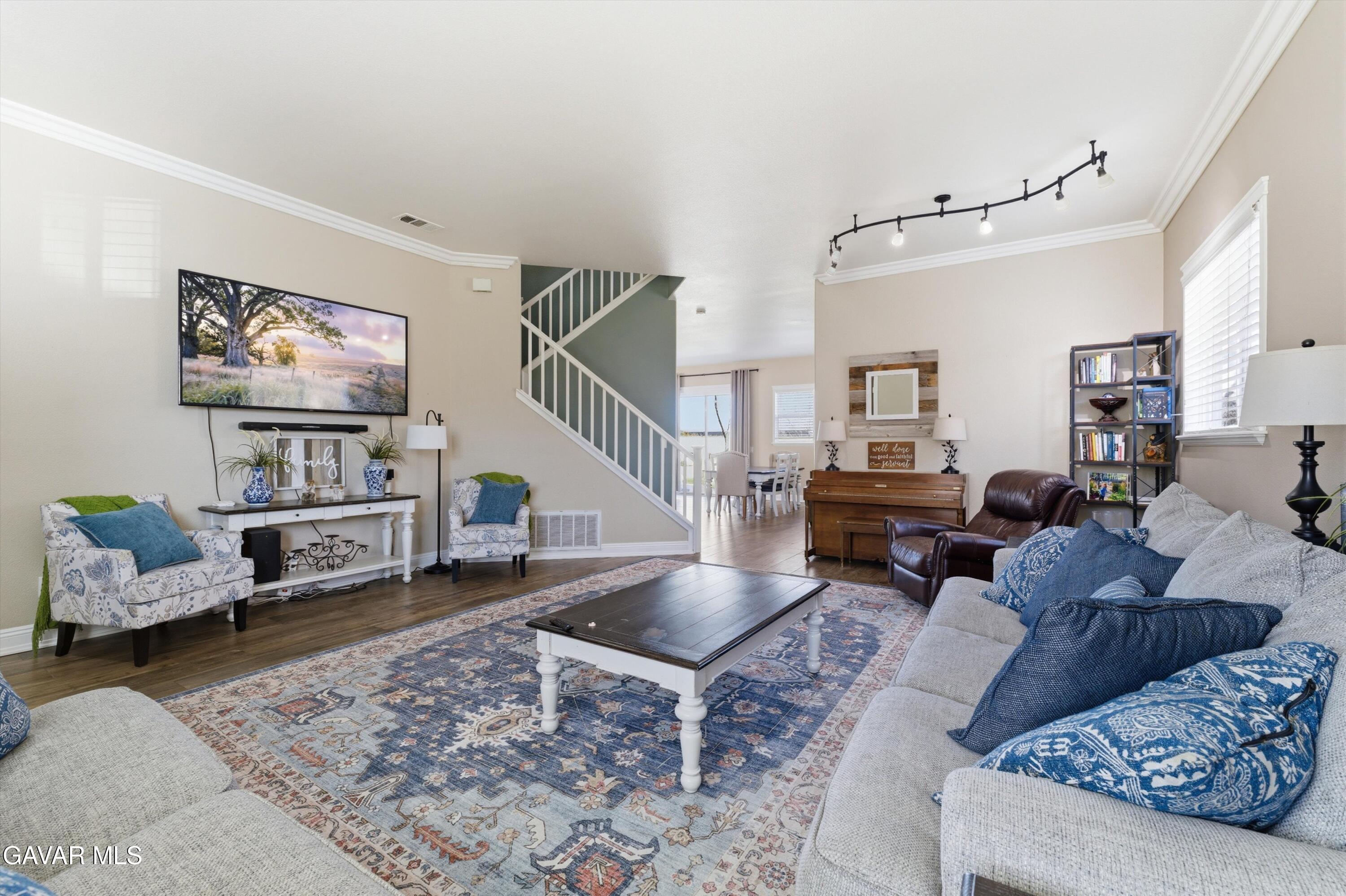 109 Oak Place Tehachapi, CA 93561 - Photo 16 of 25 a living room with furniture and a book shelf