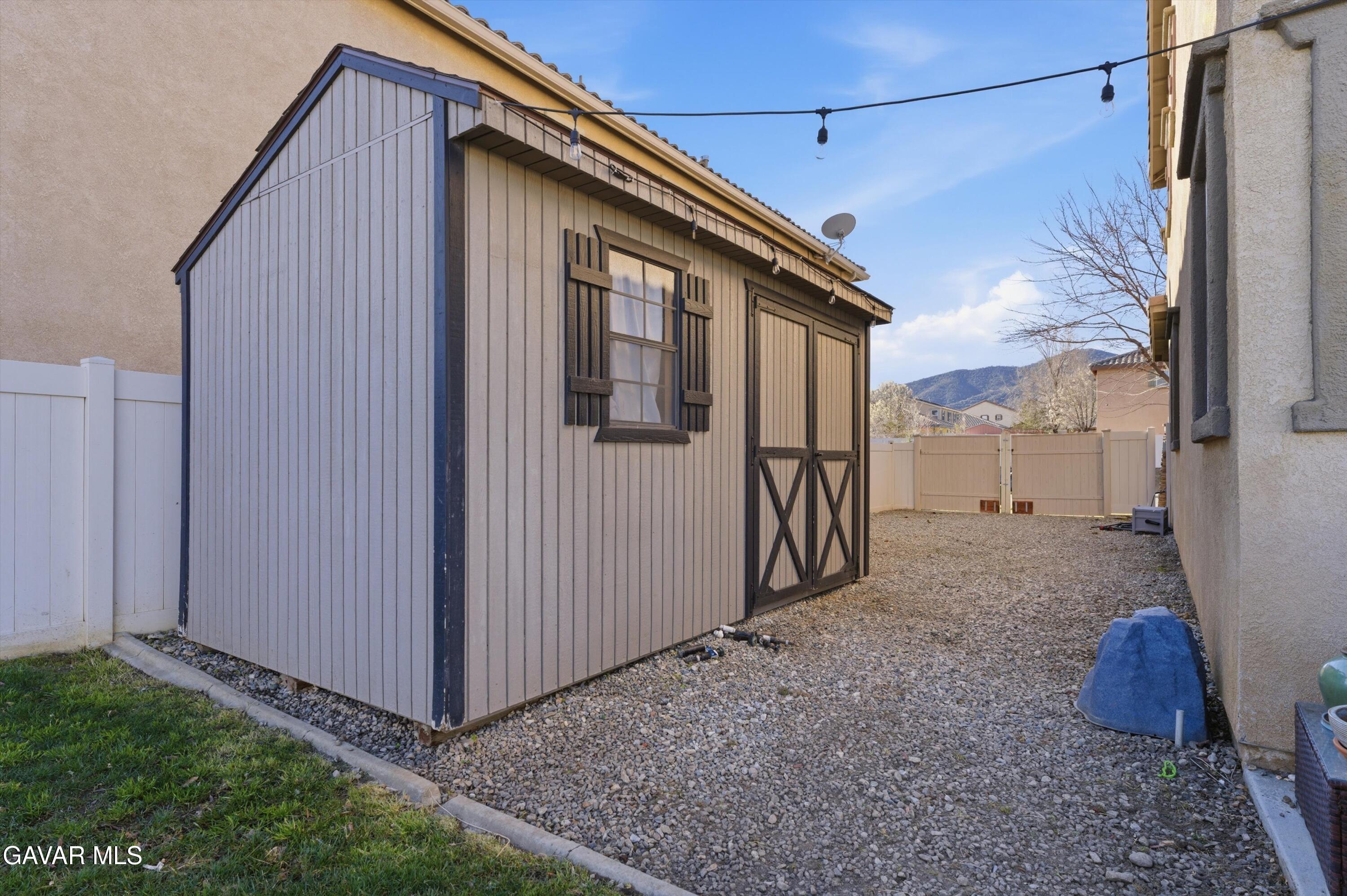109 Oak Place Tehachapi, CA 93561 - Photo 25 of 25 a backyard of a house