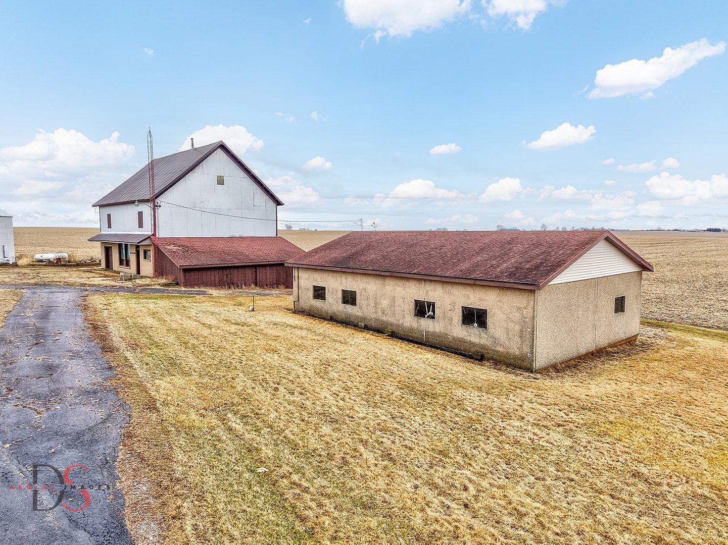 3476 East 27th Road Marseilles, IL 61341 - Photo 28 of 32 a swimming pool with a barn