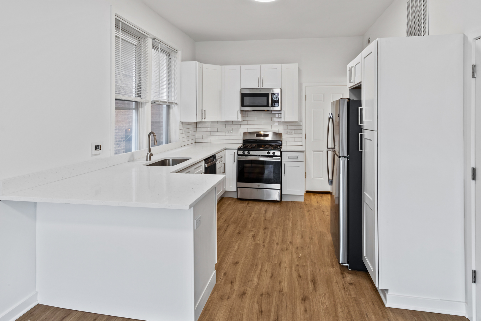 1349 West Taylor Street, Unit 2R Chicago, IL 60607 - Photo 2 of 10