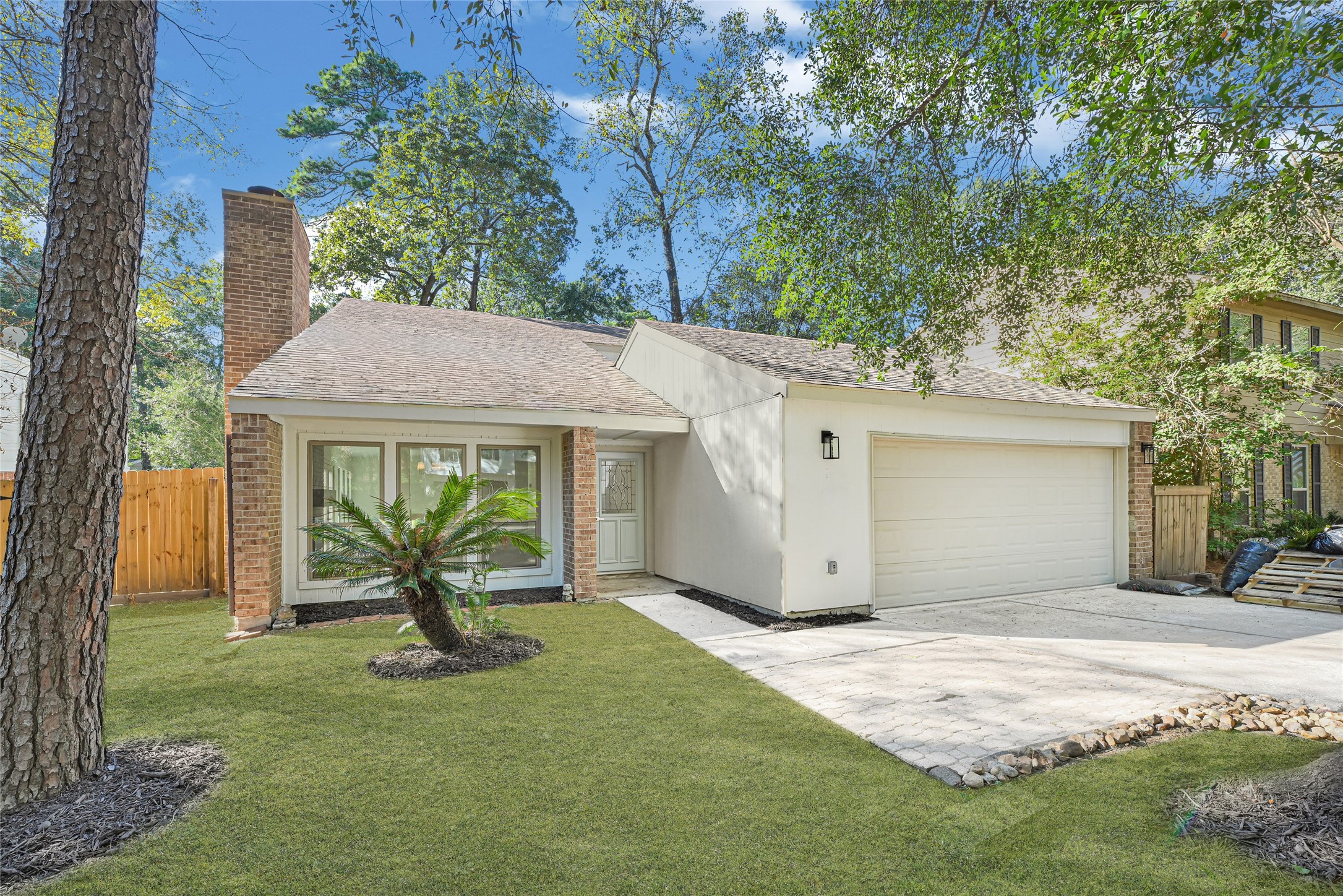 a view of a house with backyard and a tree