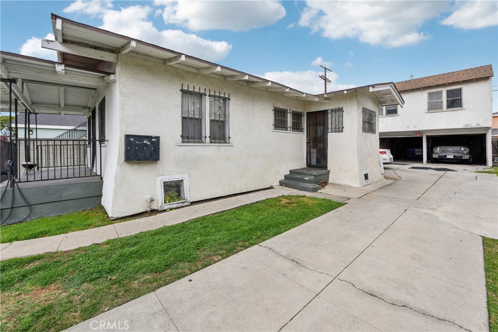 231 West 88th Street Los Angeles, CA 90003 - Photo 11 of 15 a view of a house with a yard
