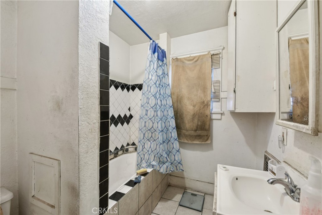 231 West 88th Street Los Angeles, CA 90003 - Photo 9 of 15 a bathroom with a bathtub and shower