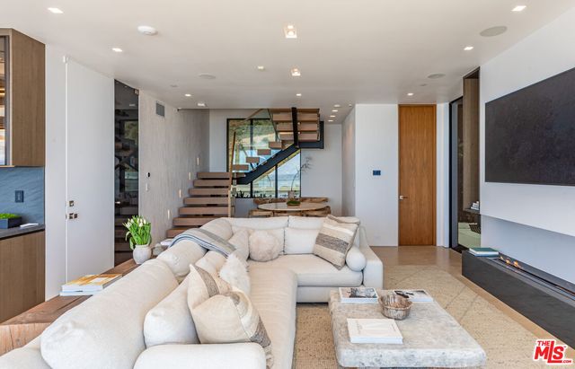 $8,495,000 | 18954 Pacific Coast Highway, Malibu, CA 90265