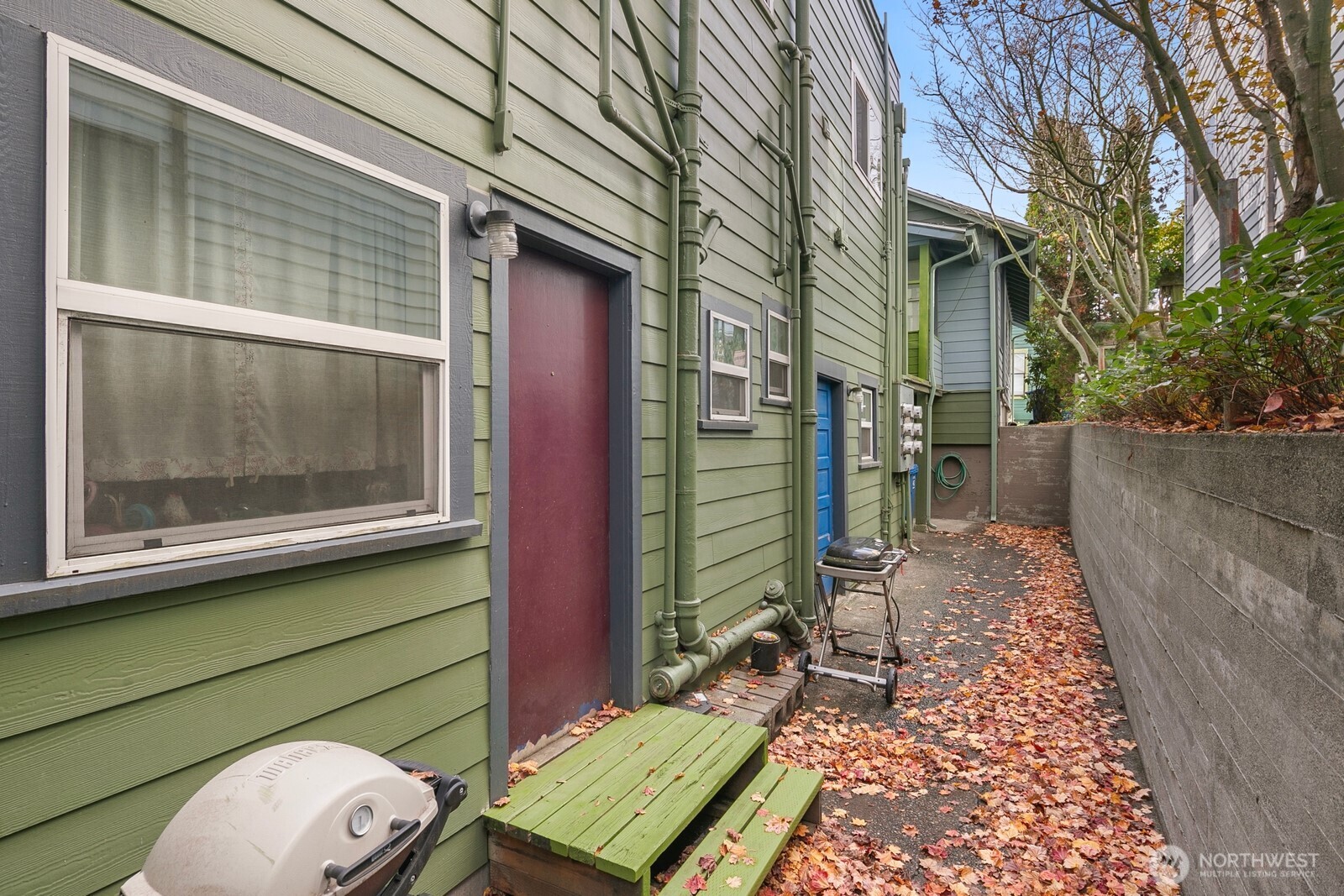 7103 Linden Avenue North, Unit 15 Seattle, WA 98103 - Photo 13 of 40 a backyard of a house