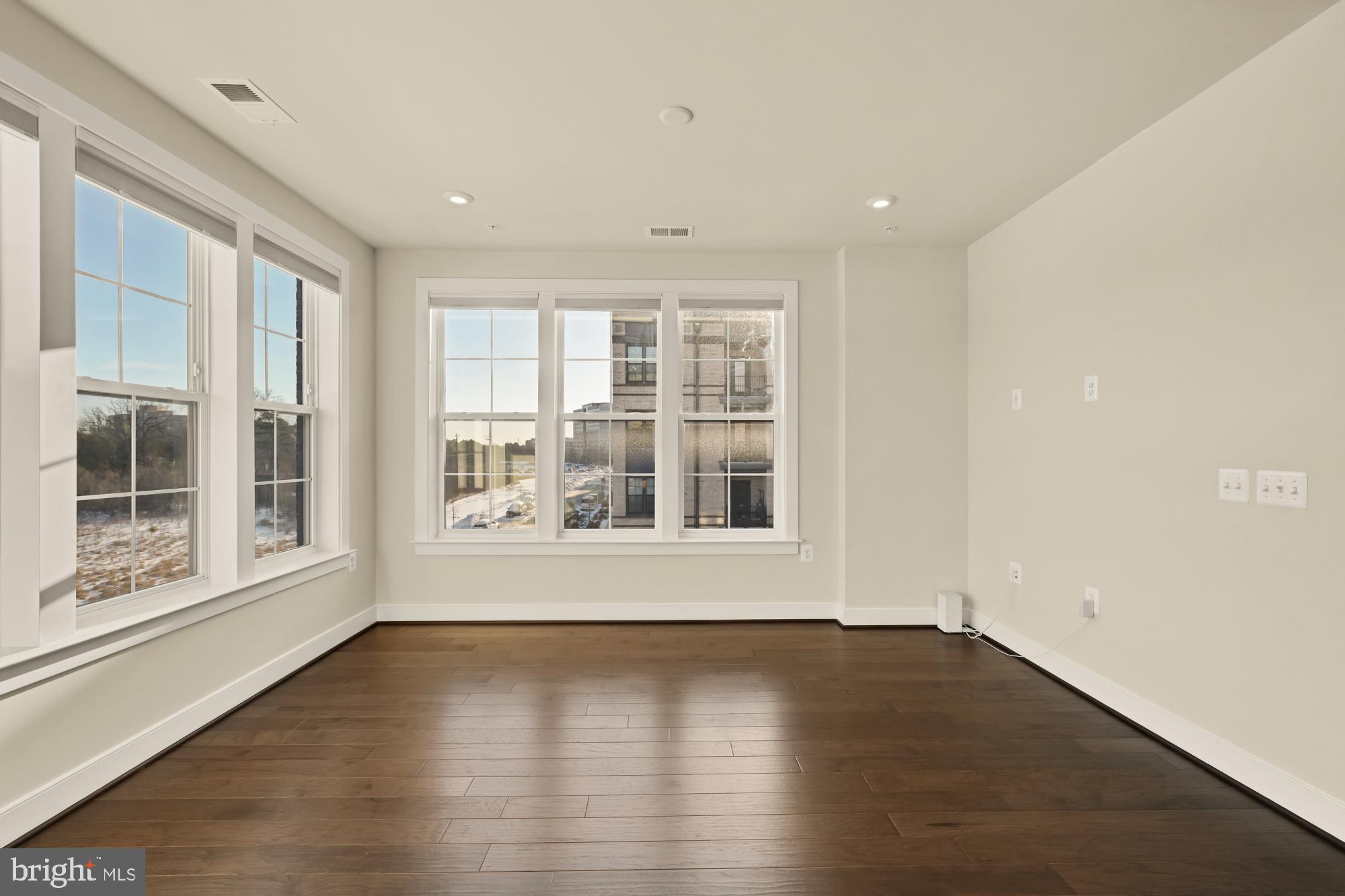 2320 Field Point Road, Unit 4304 Herndon, VA 20171 - Photo 20 of 43 an empty room with wooden floor and windows