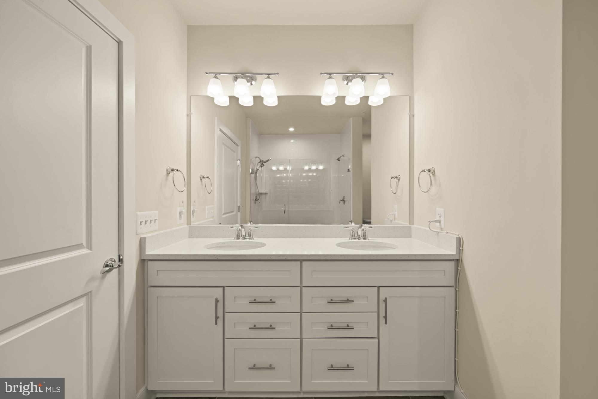 2320 Field Point Road, Unit 4304 Herndon, VA 20171 - Photo 25 of 43 a bathroom with a sink vanity and a mirror