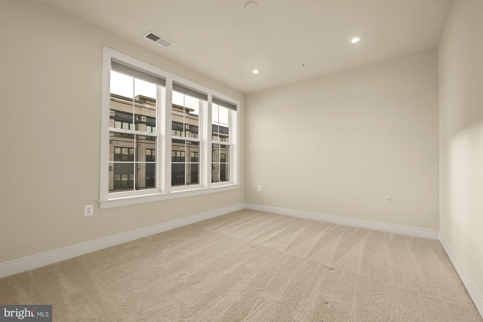 2320 Field Point Road, Unit 4304 Herndon, VA 20171 - Photo 28 of 43 an empty room with a window