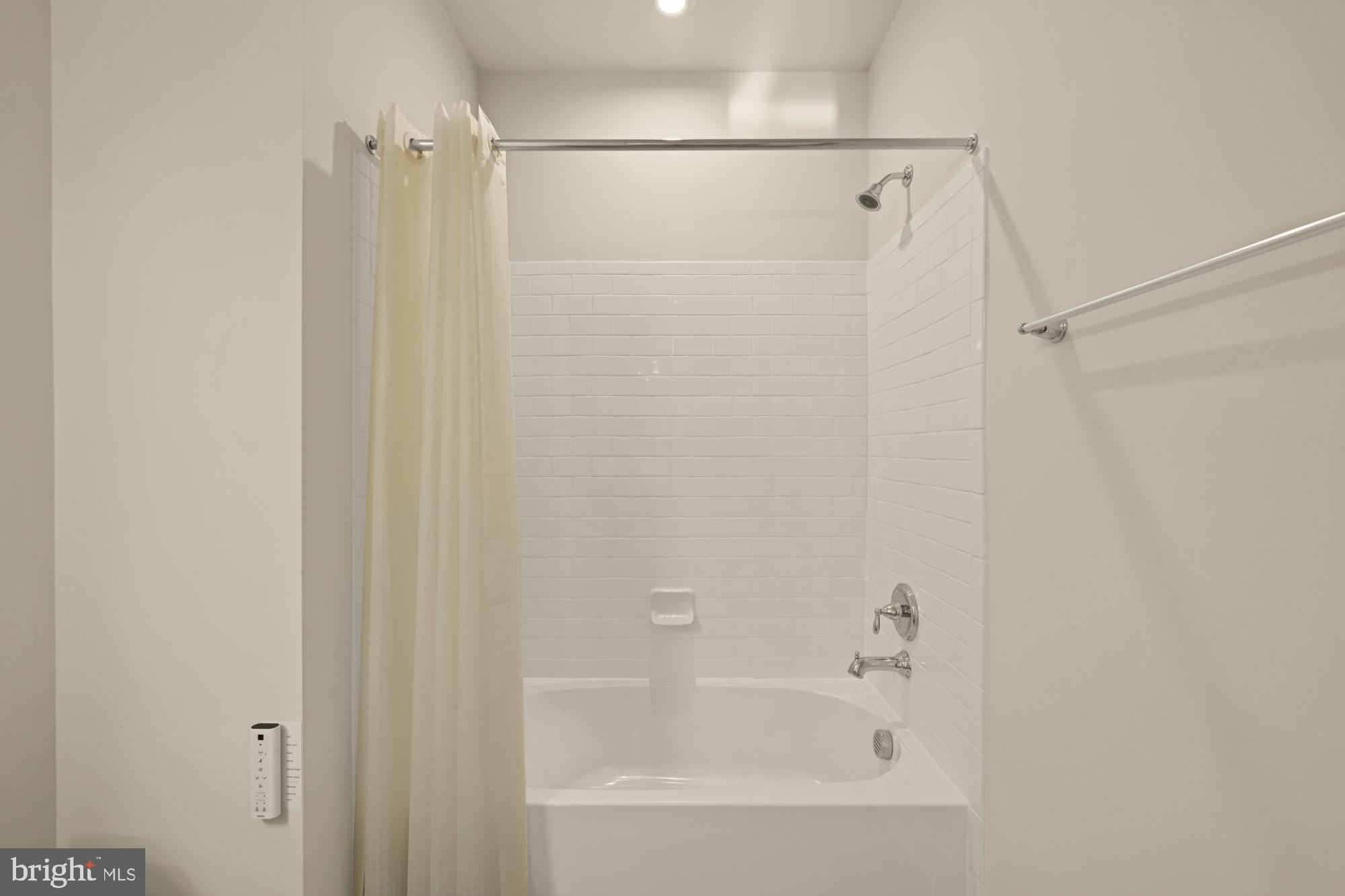 2320 Field Point Road, Unit 4304 Herndon, VA 20171 - Photo 33 of 43 a bathroom with a shower and a bath tub