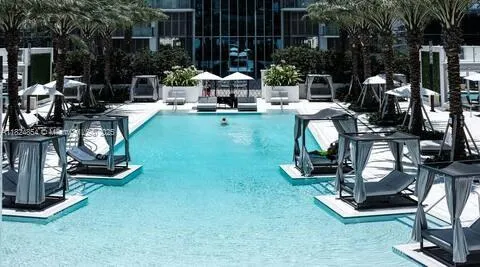 a view of entryway with outdoor area