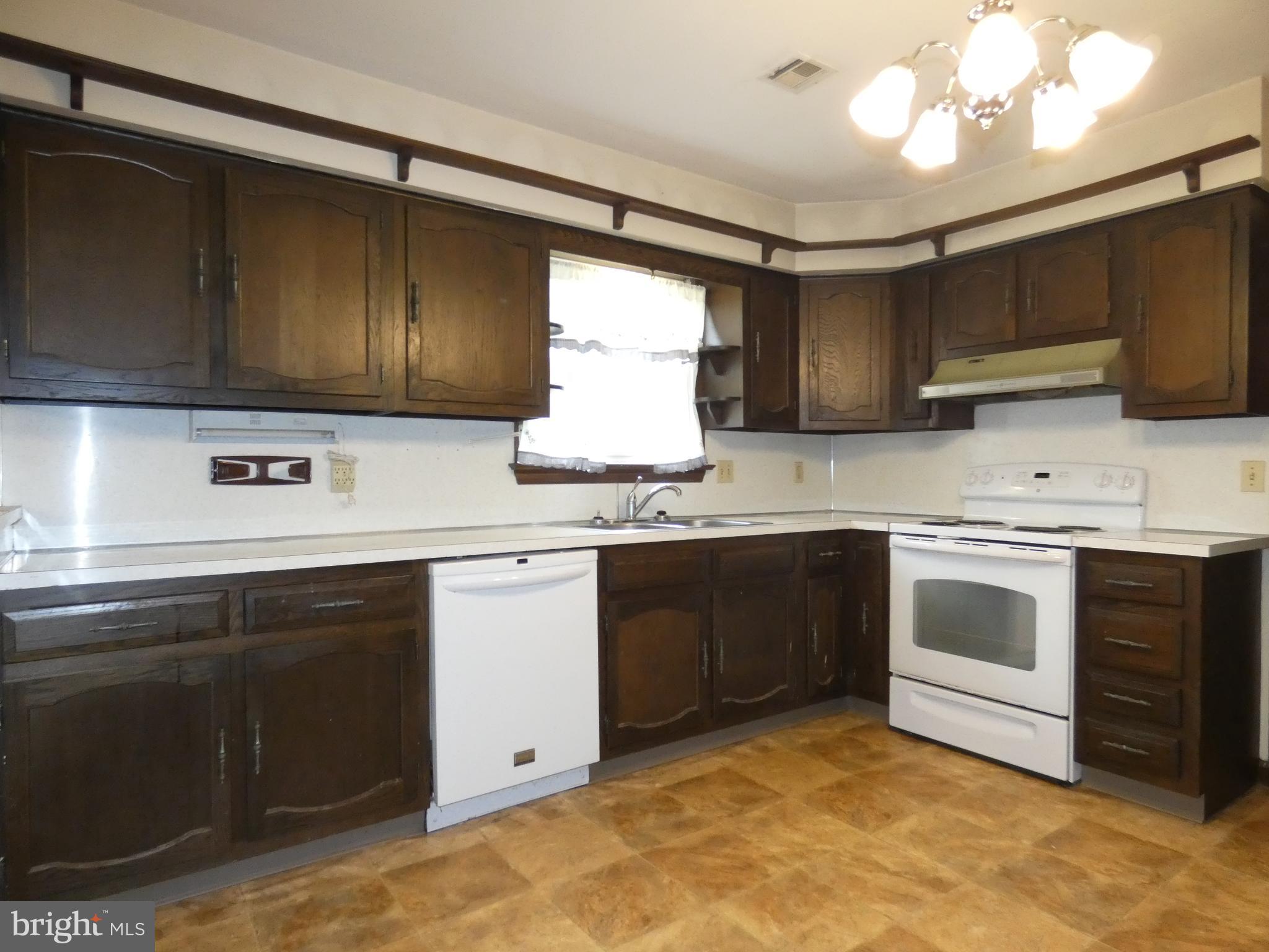 27 Heritage Road Akron, PA 17501 - Photo 8 of 28 Kitchen
