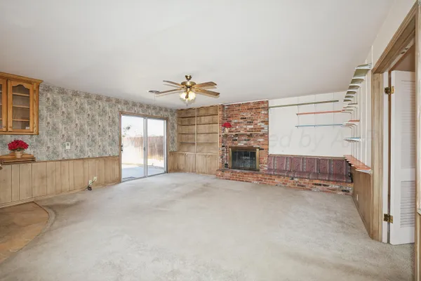 en empty room with windows and ceiling fan