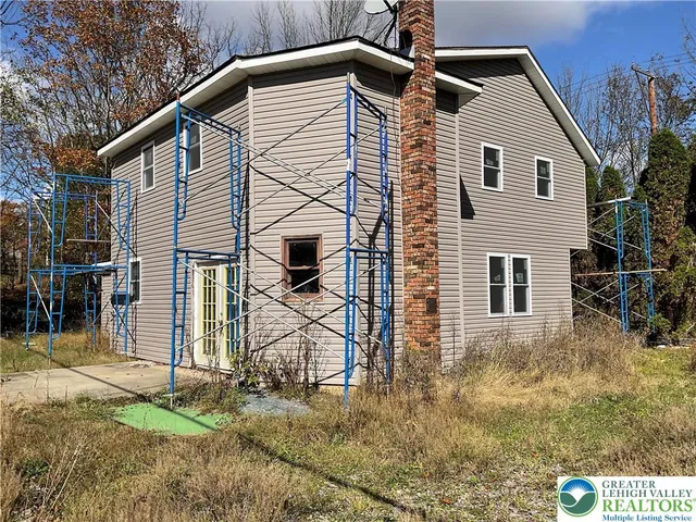 a view of a house with backyard