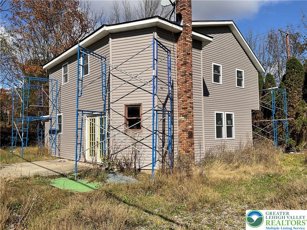 a view of a house with backyard