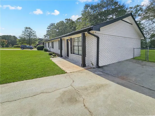 a view of a house with backyard and garden