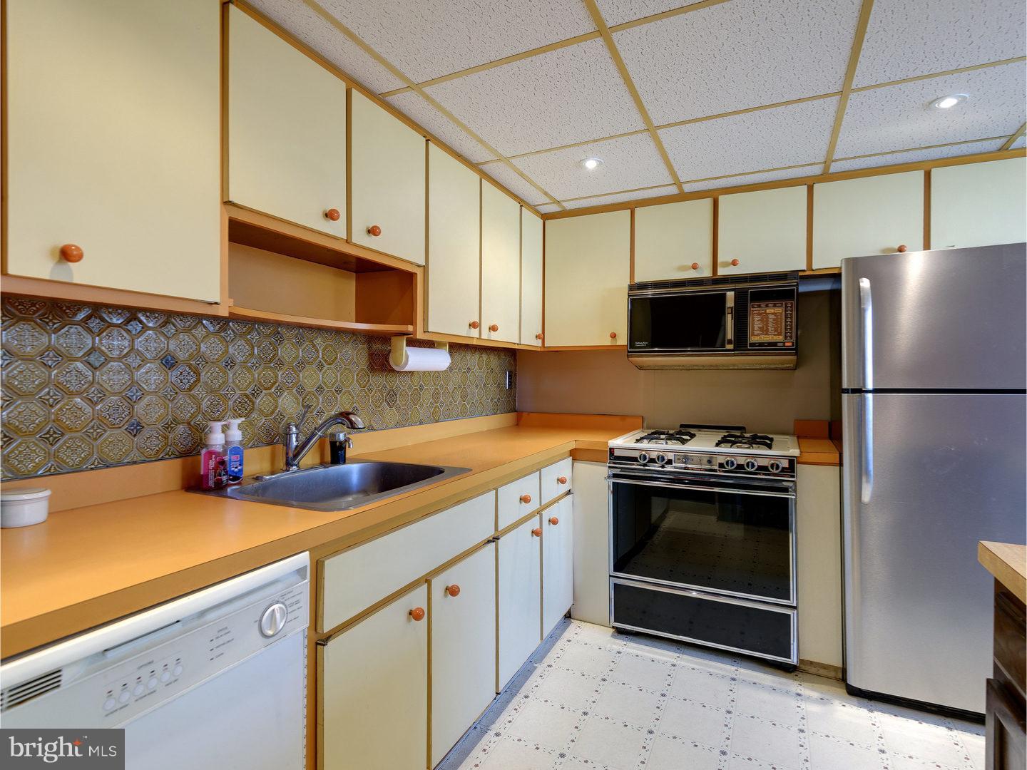 9740 Susan Road Philadelphia, PA 19115 - Photo 14 of 25 Kitchen