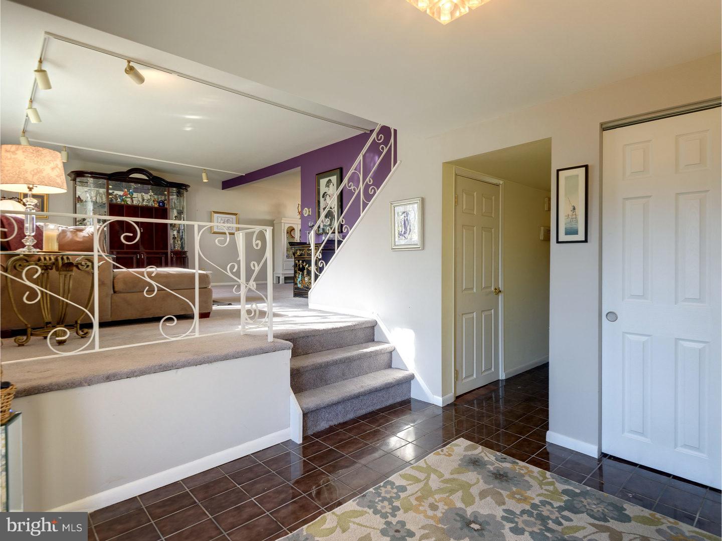 9740 Susan Road Philadelphia, PA 19115 - Photo 4 of 25 Foyer
