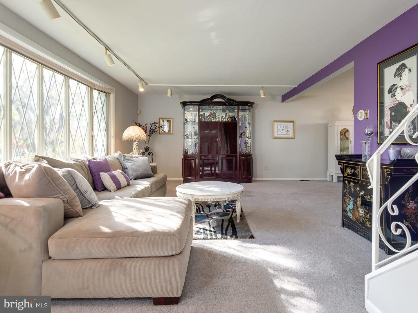 9740 Susan Road Philadelphia, PA 19115 - Photo 7 of 25 Living Room