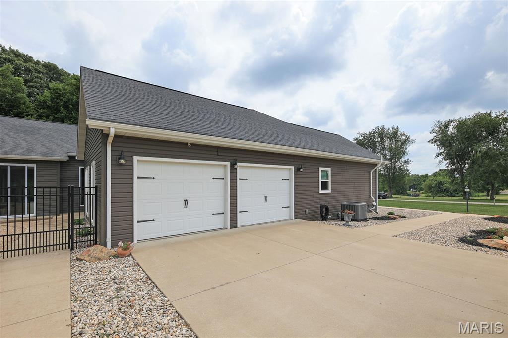 8125 Lost Bridge Road Bethalto, IL 62010 - Photo 3 of 41