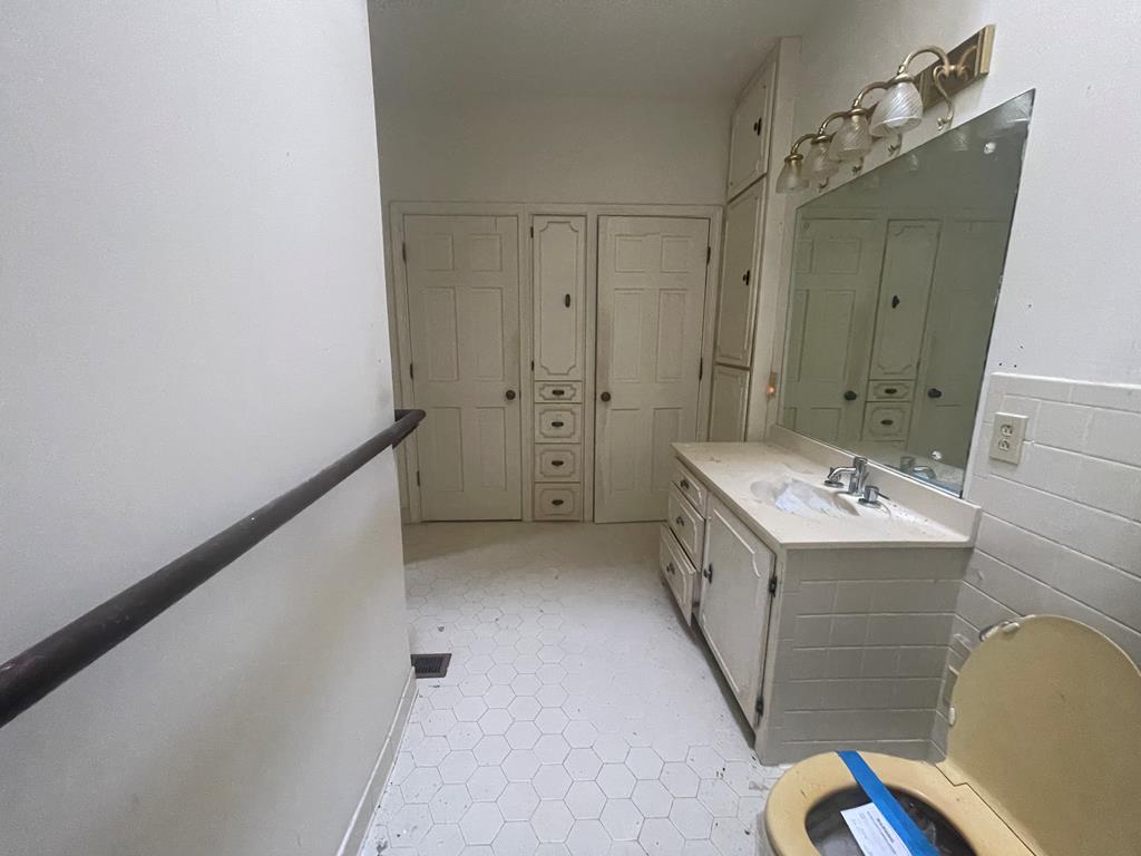 574 Old Chipley Road Pine Mountain, GA 31822 - Photo 20 of 61 a bathroom with a double vanity sink and mirror