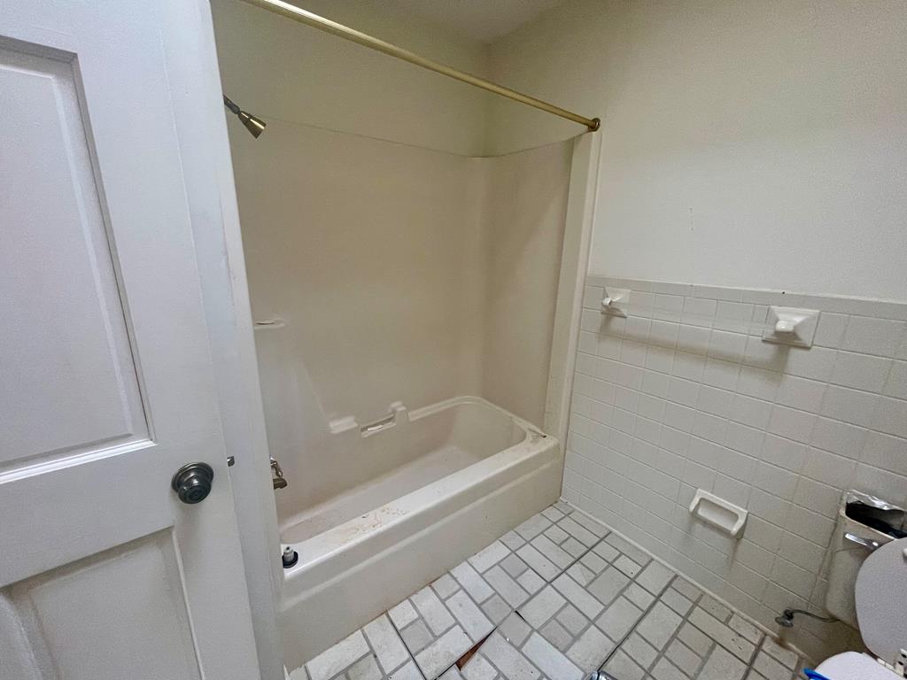 574 Old Chipley Road Pine Mountain, GA 31822 - Photo 39 of 61 a bathroom with a bathtub and a toilet