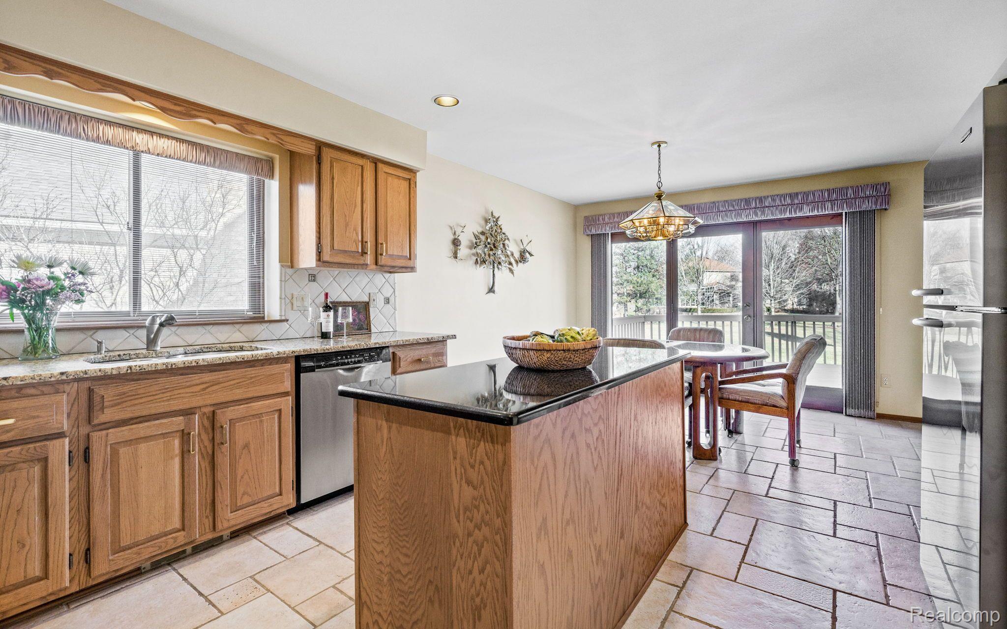 3359 Vardon Drive Rochester, MI 48307 - Photo 23 of 47 VIEW OF DINING AREA FROM THE KITCHEN