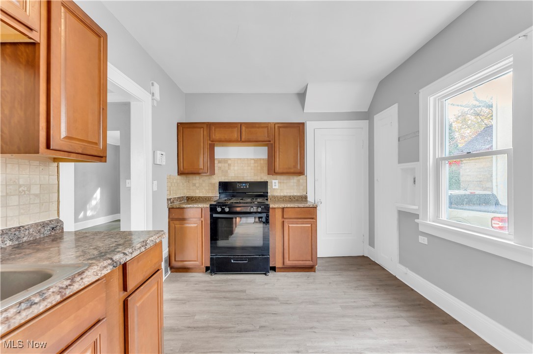 3245 Oak Road Cleveland, OH 44118 - Photo 13 of 24 Kitchen with black gas stove, tasteful backsplash, plenty of natural light, and light wood-type flooring