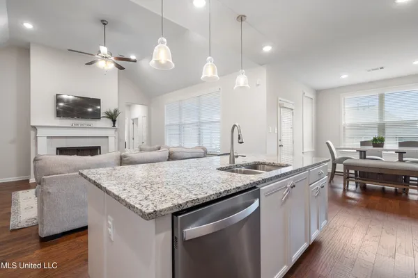 $399,900 | 7276 Edgewater Drive, Olive Branch, MS 38654