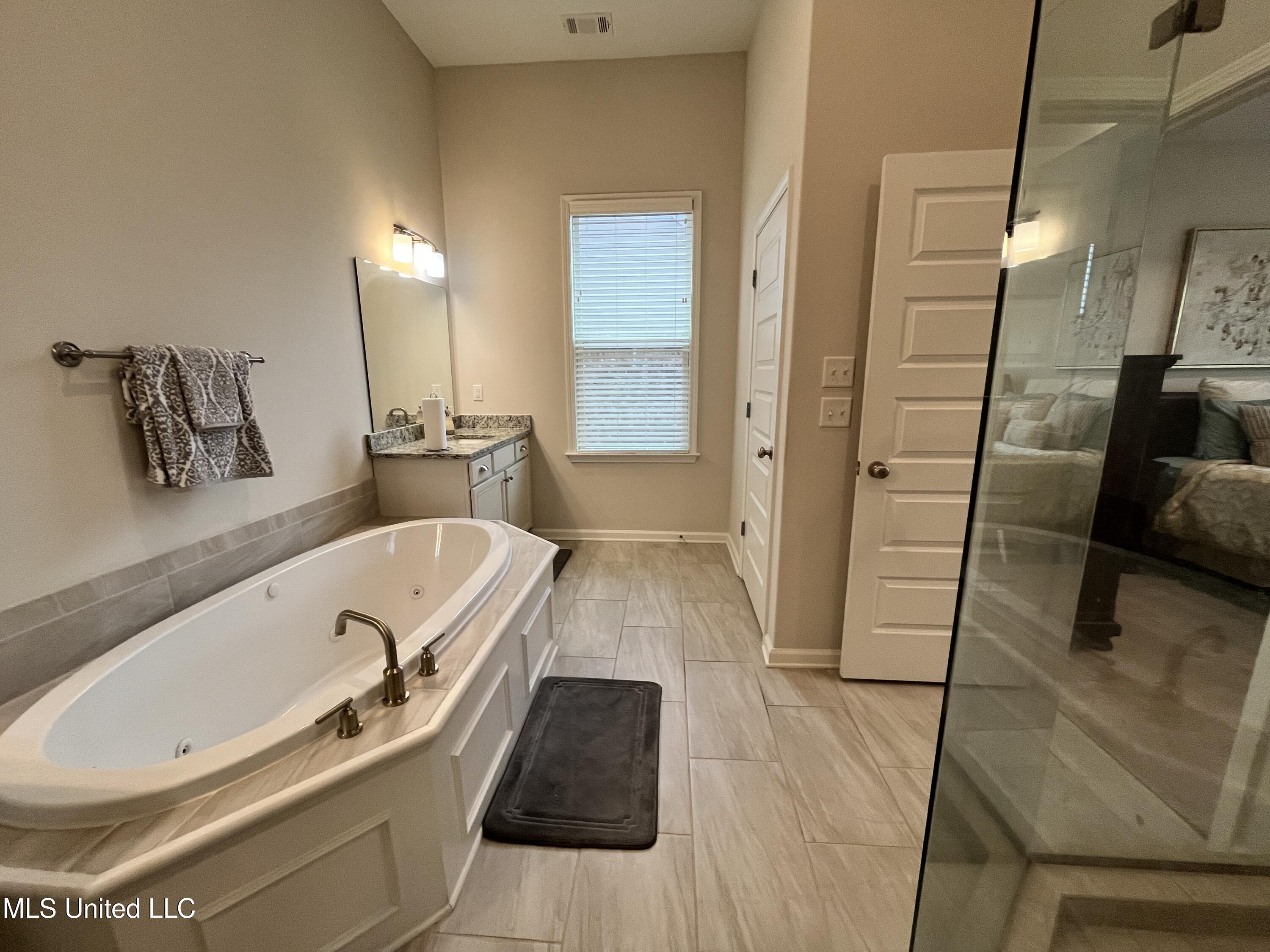 7276 Edgewater Drive Olive Branch, MS 38654 - Photo 25 of 41 20260121_195226130_iOS