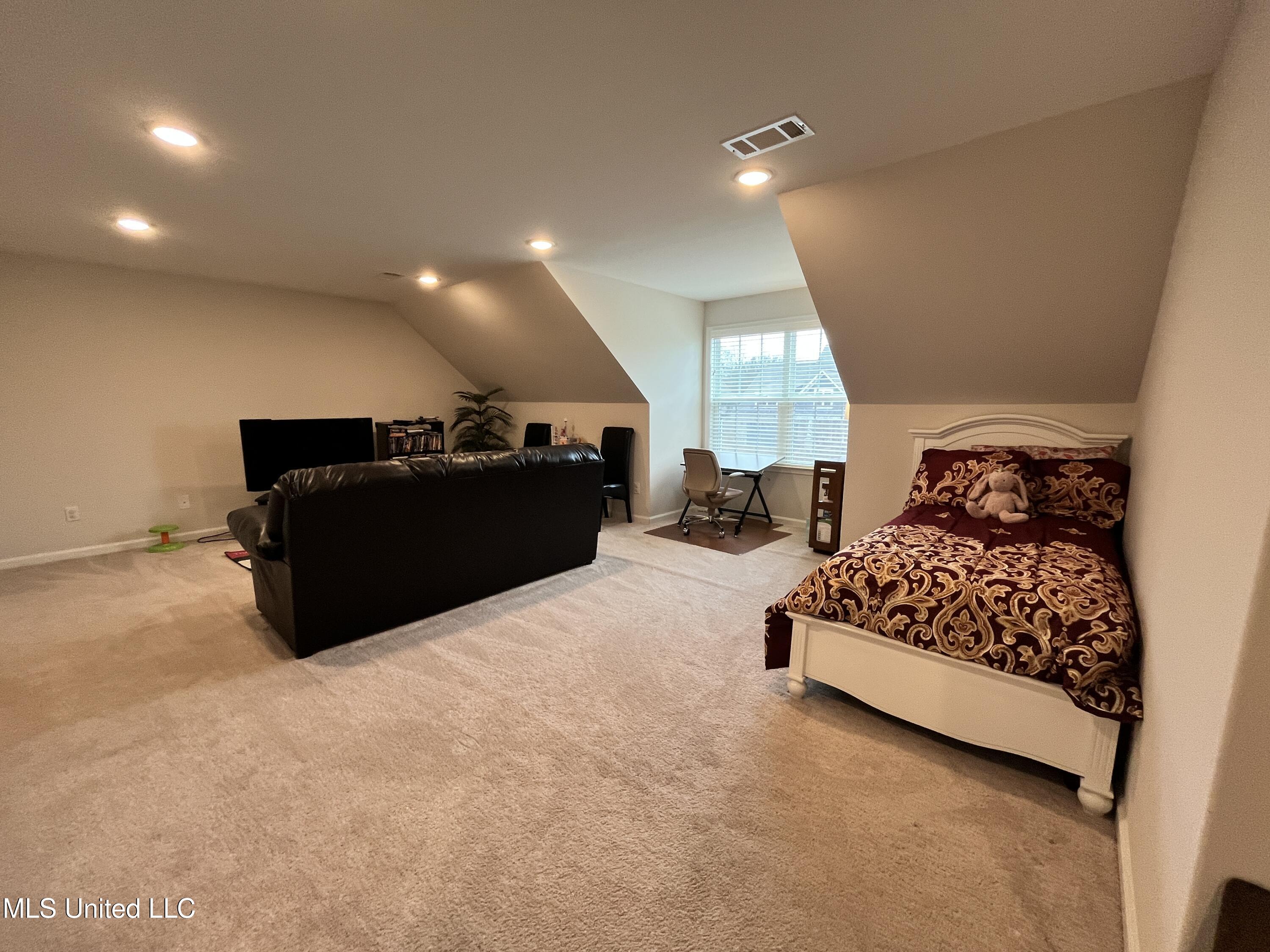 7276 Edgewater Drive Olive Branch, MS 38654 - Photo 30 of 41 20260121_195858549_iOS