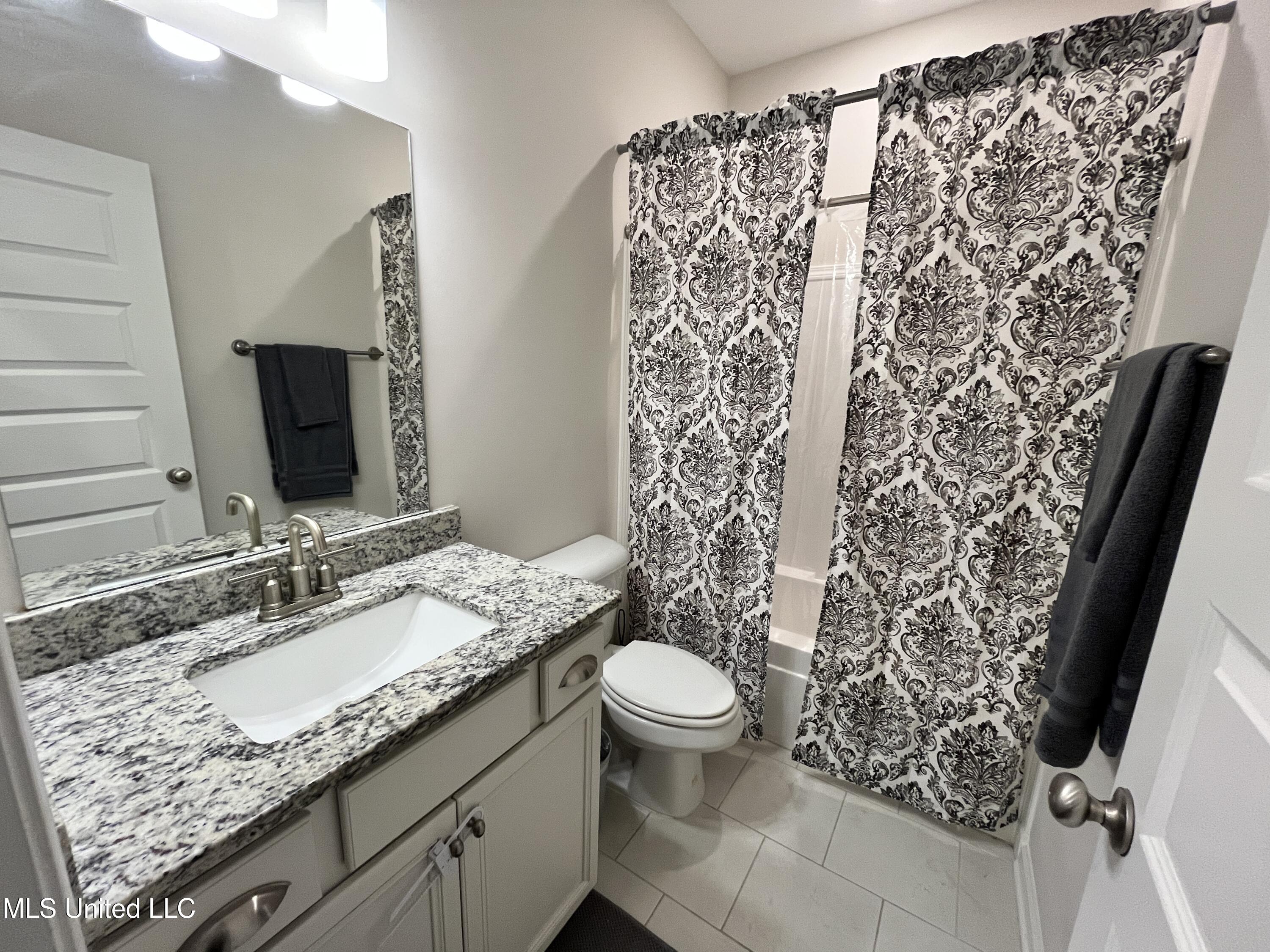 7276 Edgewater Drive Olive Branch, MS 38654 - Photo 9 of 41 20260121_193719822_iOS