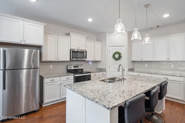 $399,900 | 7276 Edgewater Drive, Olive Branch, MS 38654