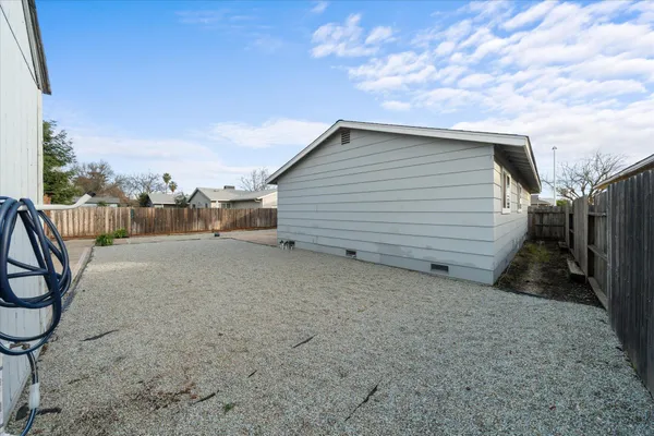 a view of a backyard