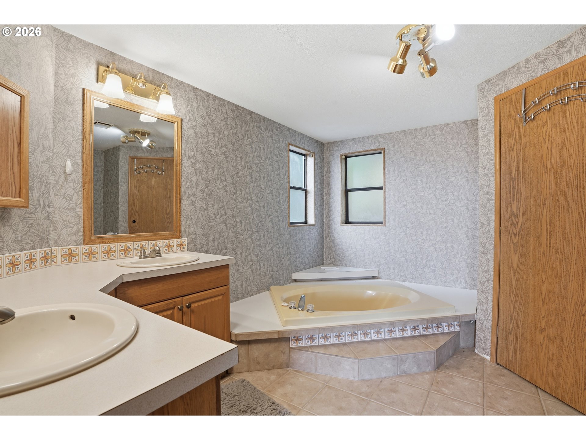 144 Angels Lane Kalama, WA 98625 - Photo 13 of 28 a bathroom with a tub a sink and mirror
