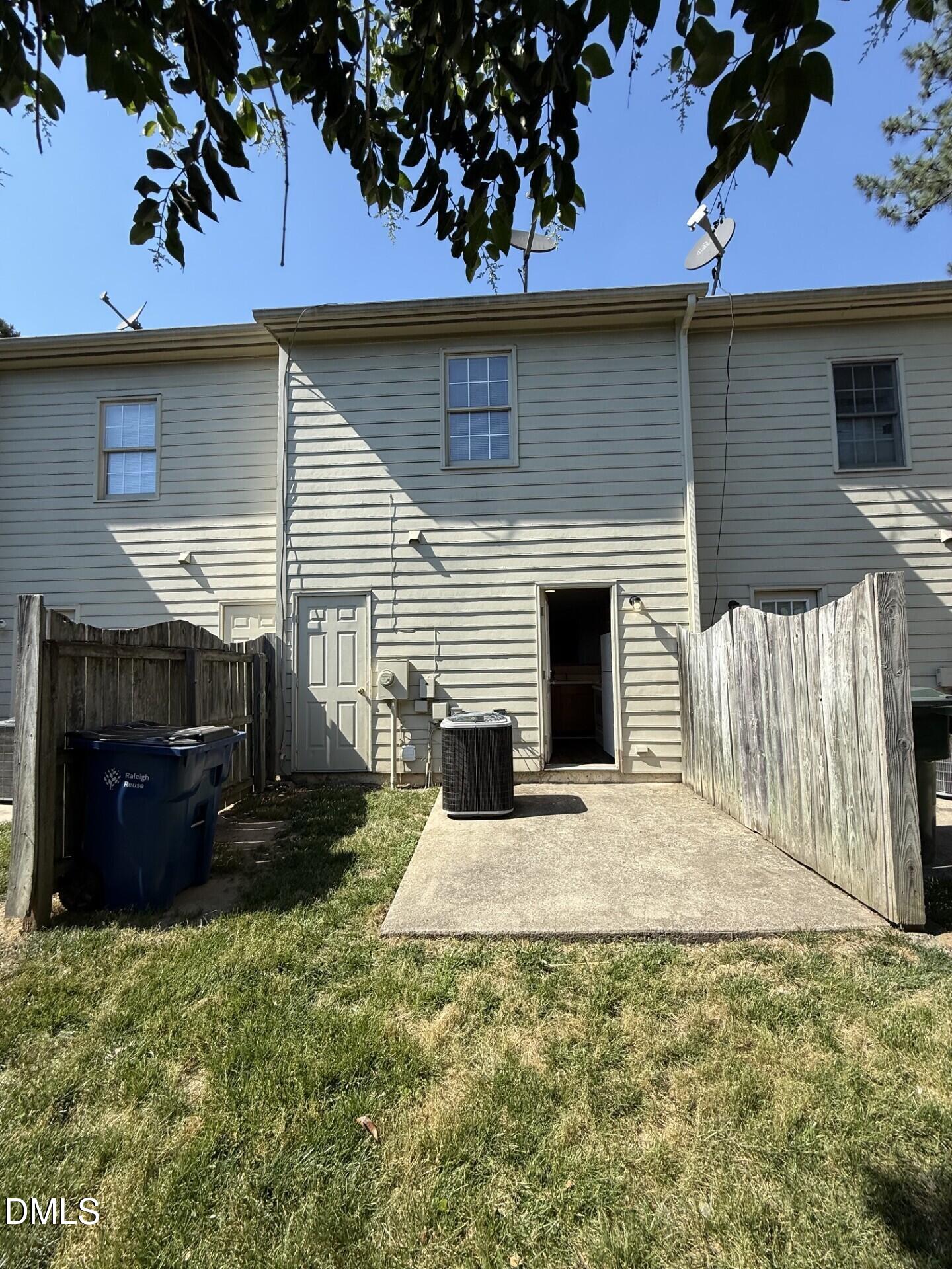 2905 Faversham Place Raleigh, NC 27604 - Photo 2 of 13 ed2f30d1-6d87-4f7e-9554-0647375fa11a