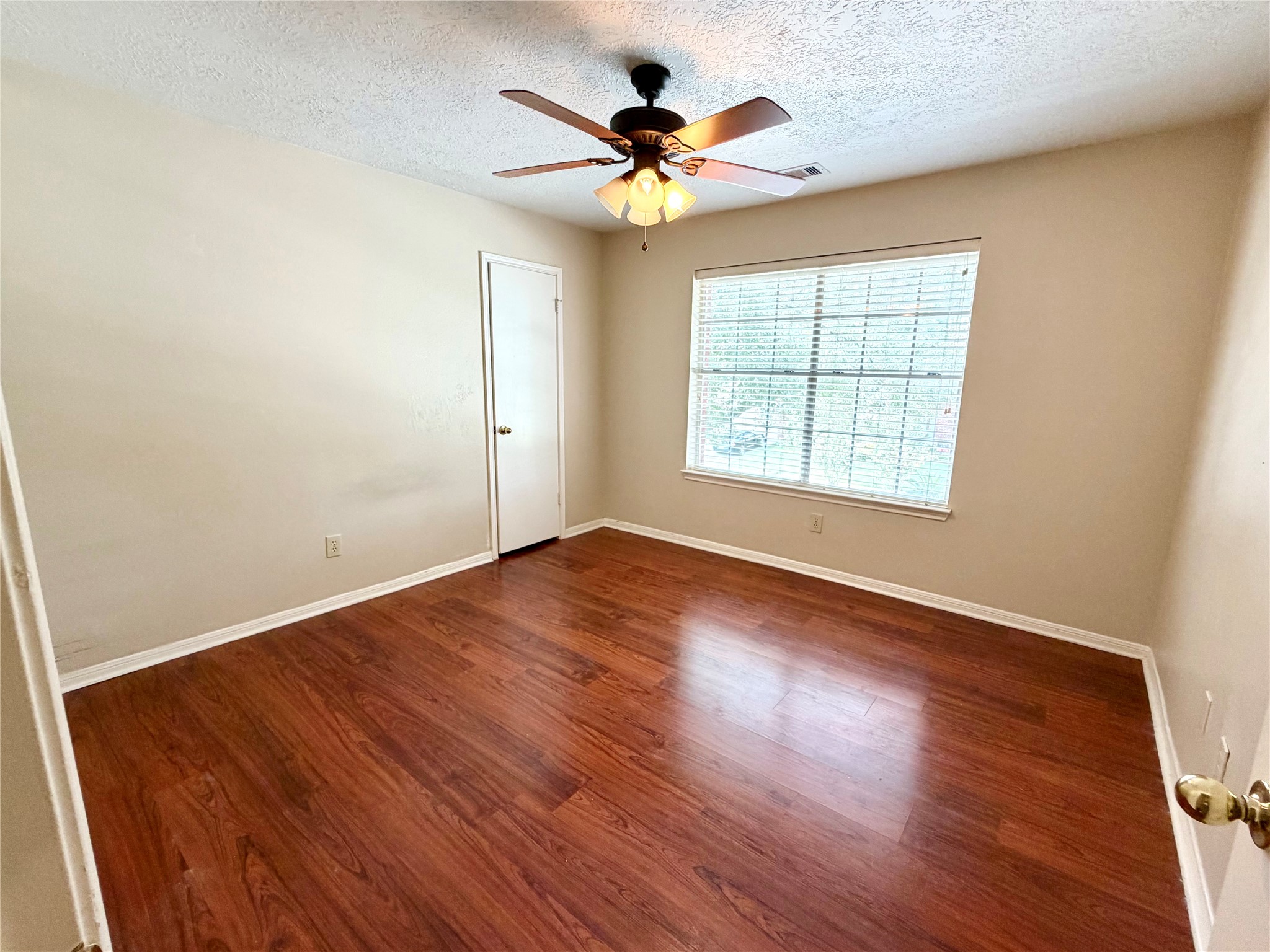 15819 Camp Fire Road Friendswood, TX 77546 - Photo 11 of 31 1st bedroom