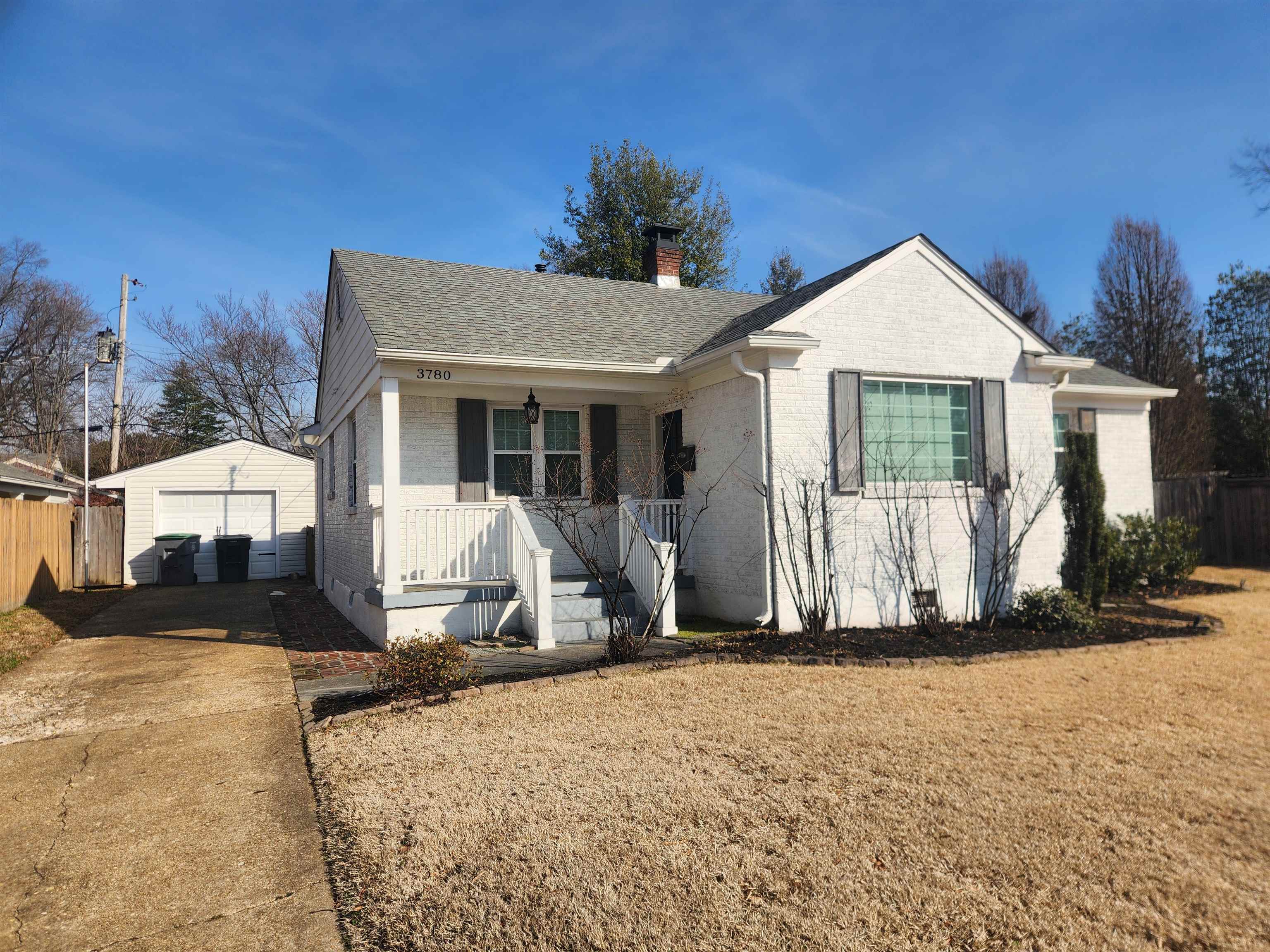 a view of a house with backyard